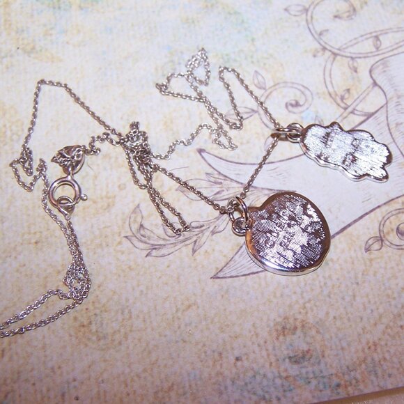 Disneyland Sterling Silver Enamel Charms on Chain - Snow White/Apple - Picture 4 of 5